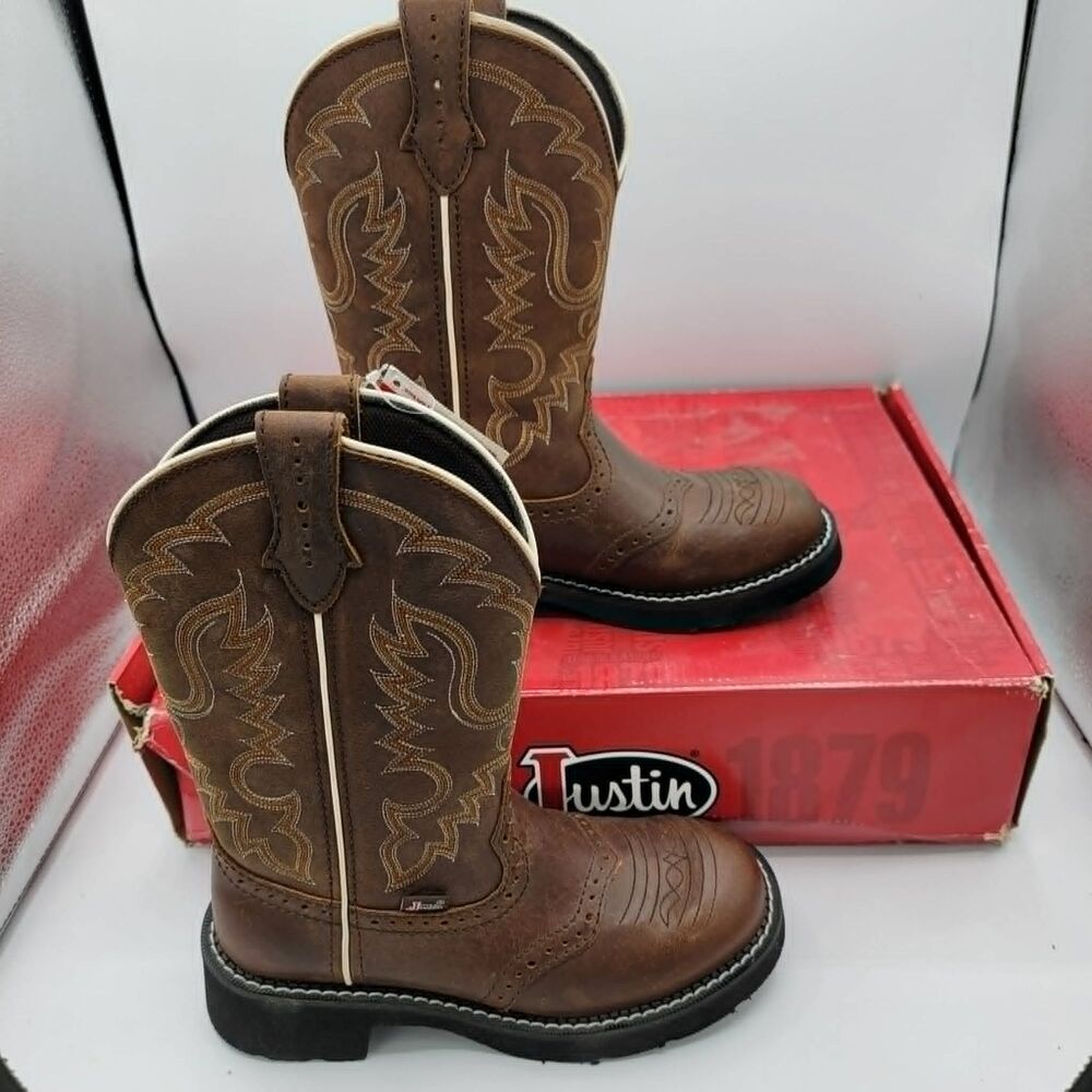 NWT - Women's Justin Rawhide Square Toe, Sassy Brown Boots, Size 6B